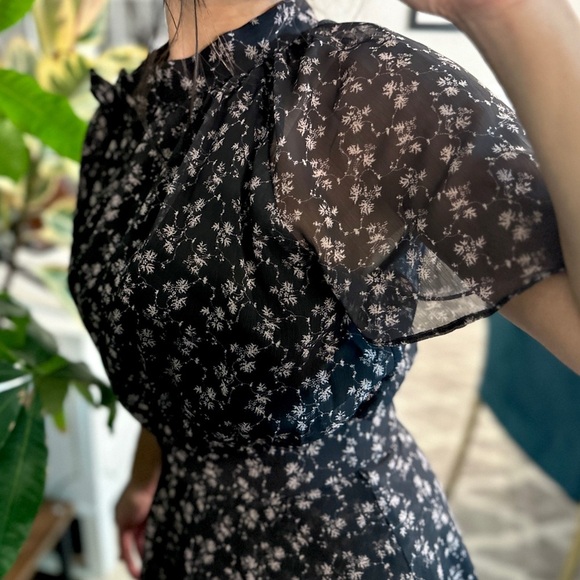 Adelyn Rae floral chiffon flutter sleeve flattering dress - Picture 4 of 5